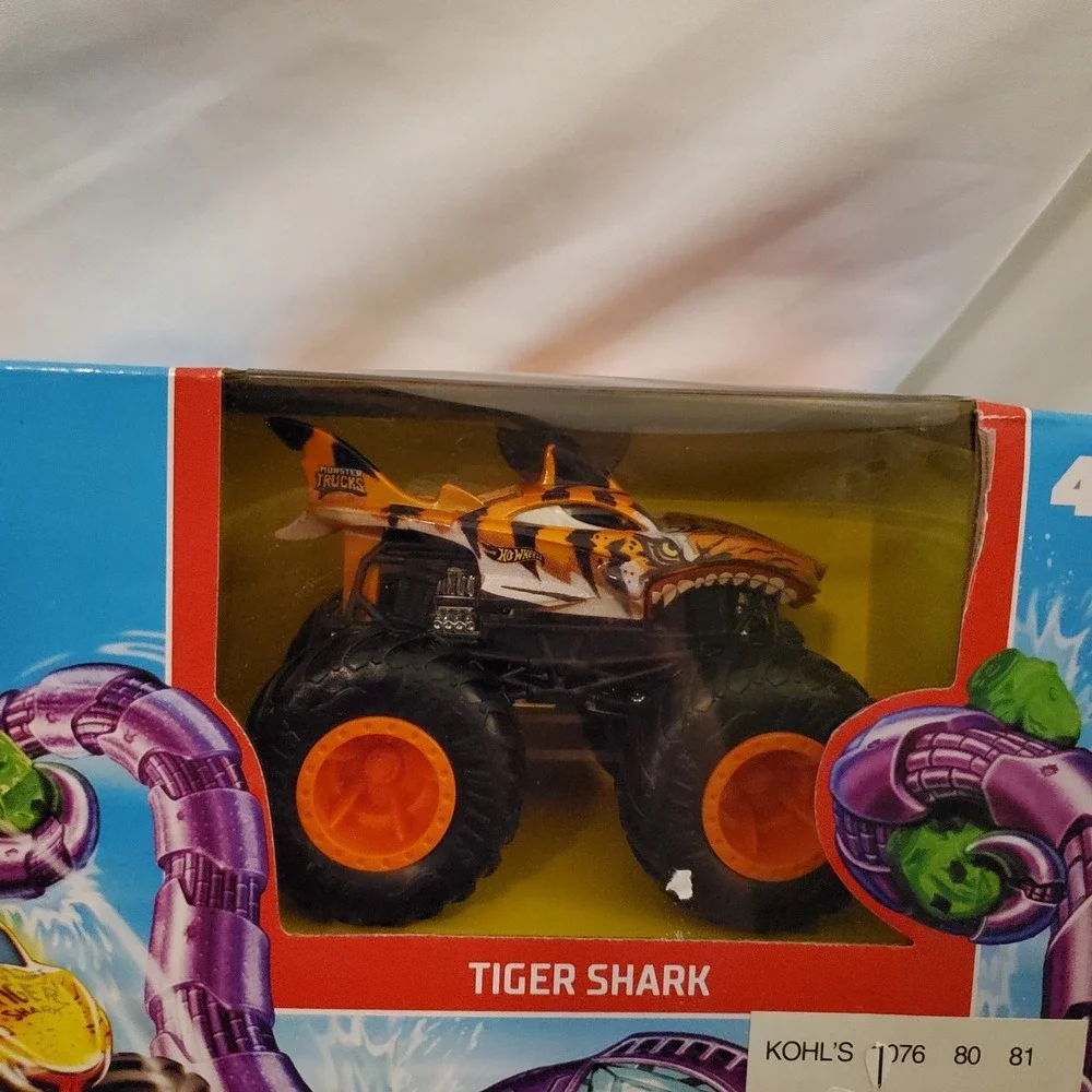 Hot Wheels Monster Trucks Octo-Slam Playset w/ Tiger Shark‎ – New